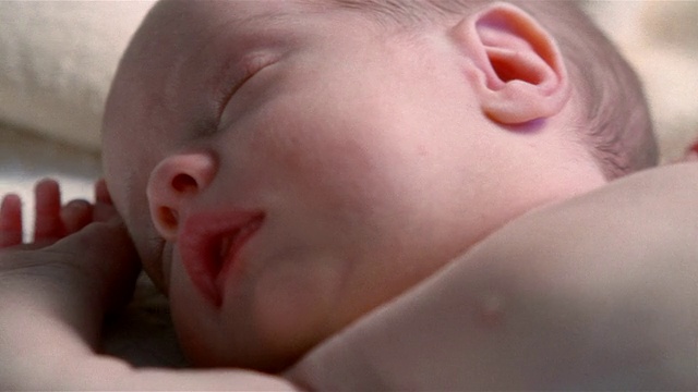 超近镜头架对焦横跨胸部和脸的熟睡的婴儿女孩视频下载
