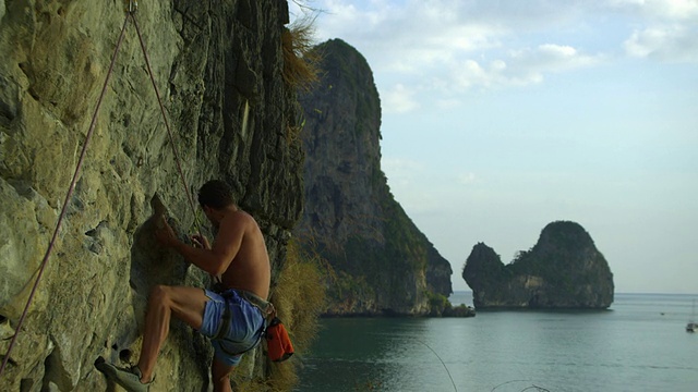 MS Man以海洋和尖塔为背景攀岩/甲米，泰国视频素材