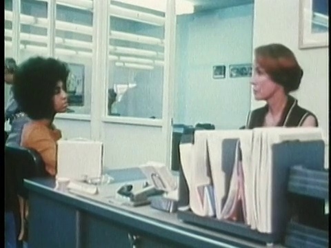 1971 MONTAGE MS CU年轻女子在美国就业服务处面试/音频视频素材