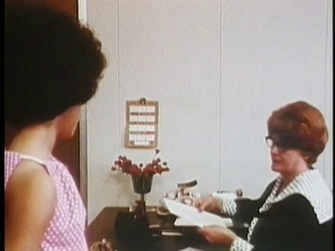 1971蒙太奇TS年轻女子申请工作，填写表格/美国/音频视频素材