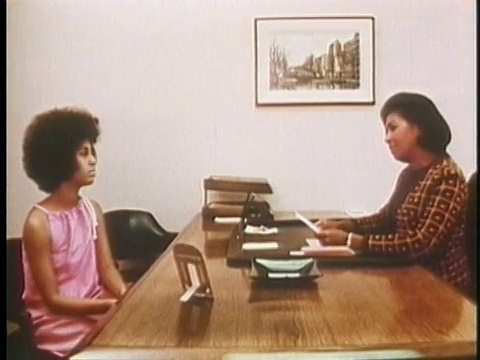 1971年MONTAGE CU MS年轻女子申请工作/美国/音频视频素材