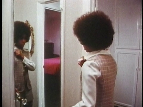 1971年，年轻女子照镜子，准备去面试视频素材