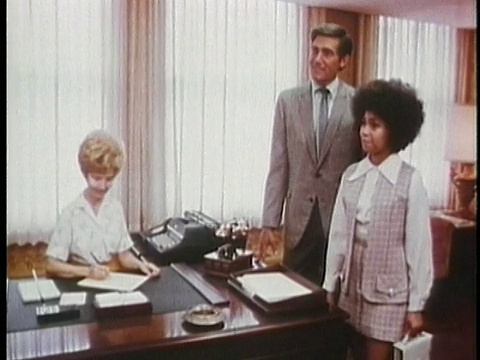 1971年蒙太奇WS MS年轻女子在新工作的第一天会见同事/美国/音频视频素材