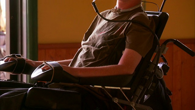 MS TU年轻的四肢瘫痪的人坐在特殊的轮椅和微笑的镜头/哈利法克斯，新斯科舍省视频下载