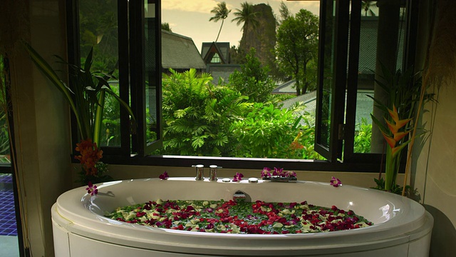 MS酒店度假温泉浴与玫瑰花瓣，甲米，泰国视频素材