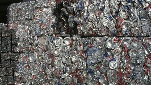 美国德克萨斯州达拉斯市回收中心的一堆捆绑铝罐视频下载