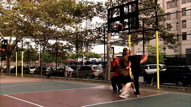 在纽约马丁·f·特内赫游乐场打篮球的年轻人视频下载