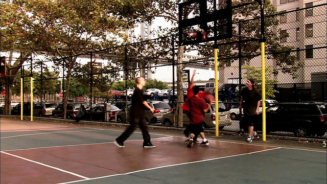 在纽约马丁F.特纳赫游乐场打篮球的年轻人宽镜头视频下载