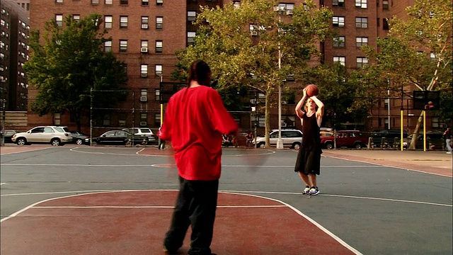 在纽约马丁·f·特内希游乐场，一群年轻人在打一对一的篮球视频下载