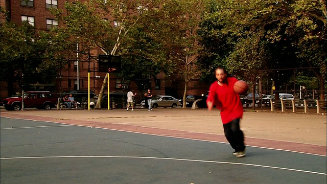 在纽约马丁·f·特纳赫游乐场，年轻男子在打篮球视频下载