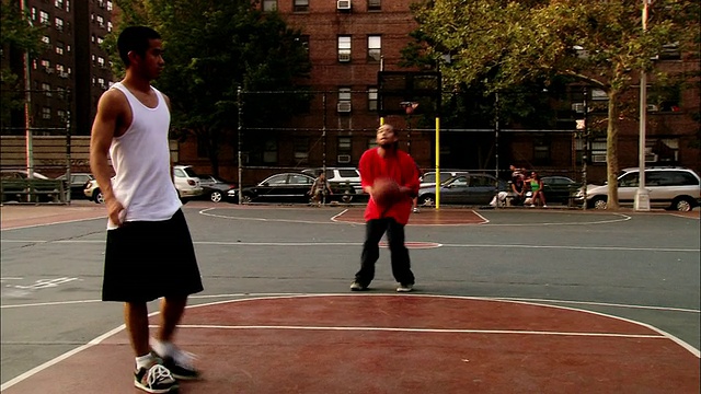 在纽约马丁·f·特内希游乐场打篮球的年轻人视频下载