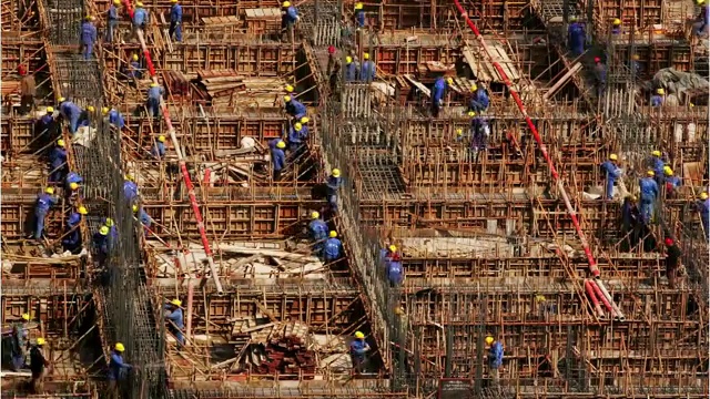 高角度广角拍摄的建筑工人在黎明男性医院工地/北京，中国视频下载