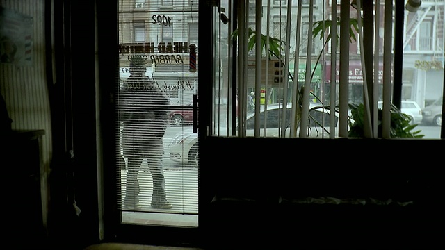美国纽约州，纽约市，布鲁克林区，理发店，男士打开卷帘门，透过百叶窗观看视频下载