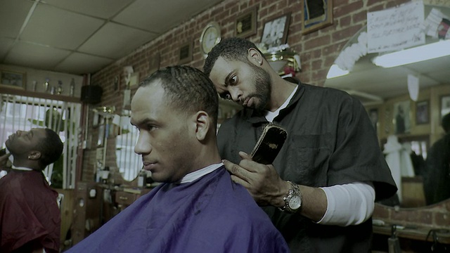 MS Barbers在美国纽约州布鲁克林的一家理发店为客户理发视频素材