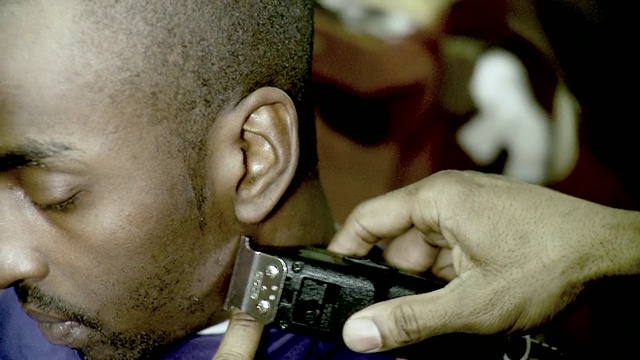 cuselective FOCUS理发师修剪客户的面部毛发，布鲁克林，纽约市，纽约州，美国视频素材