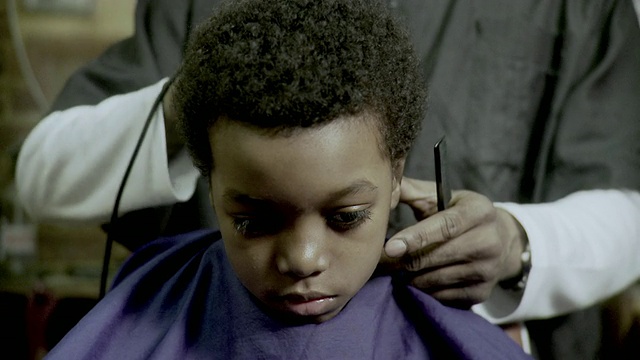 一名男孩(8-9岁)在一家理发店理发的肖像，纽约，纽约，美国视频下载