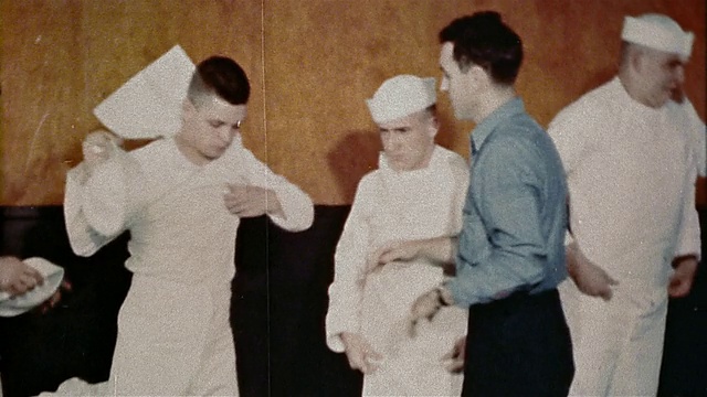 20世纪40年代，美国海军新兵在海军训练中心得到帮助，穿上新的制服视频下载