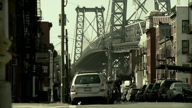 美国纽约州布鲁克林区威廉斯堡大桥上，杜斯璐女士骑著脚踏车视频下载