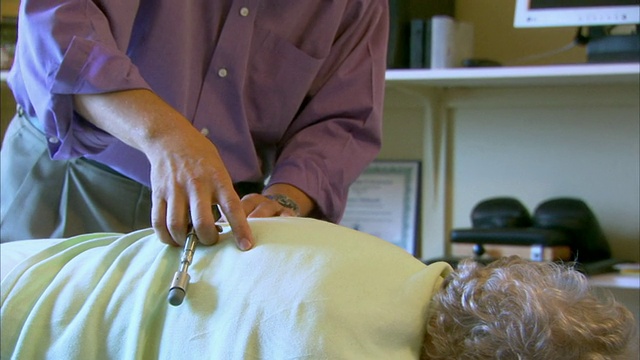 加拿大新斯科舍省圣玛格丽特湾院长，CU脊椎按摩师正在检查病人视频下载