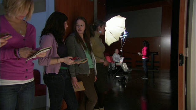 微软大学生聊天和短信在前景，试镜在背景，布鲁克林，纽约市，美国视频下载