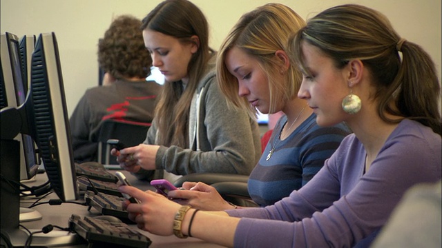 CU DS SIDE POV年轻女子在美国纽约市布鲁克林的计算机实验室发短信视频下载