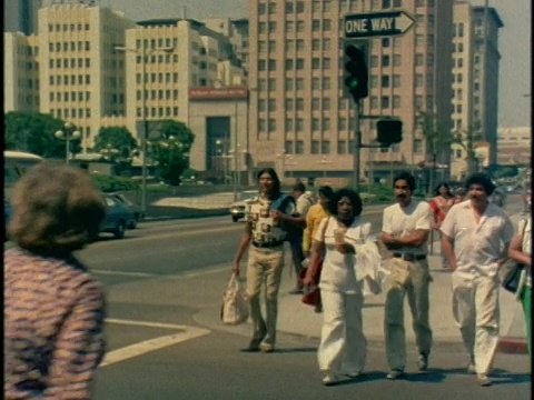 70年代的MS行人过马路，洛杉矶，加利福尼亚，美国，音频视频素材