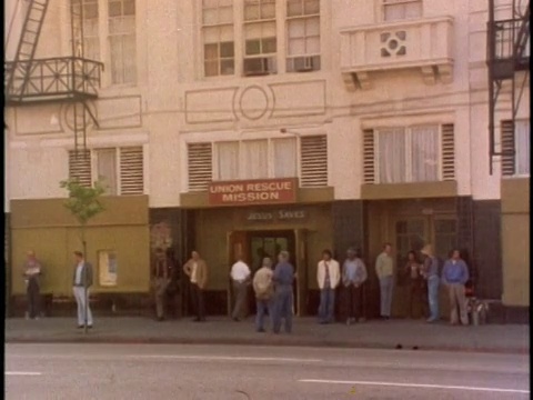 20世纪70年代蒙太奇集团的人站在联合救援任务大楼前，洛杉矶，加利福尼亚，美国，音频视频下载