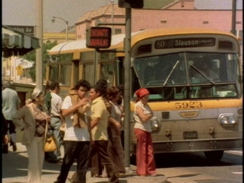 1970年代的蒙太奇行人在洛杉矶街道，加州，美国，音频视频下载