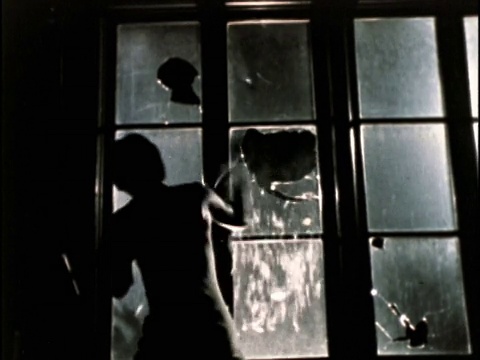 1970年代的男人在晚上用双节棍打破窗户玻璃/用脚踢窗户/洛杉矶/音频视频素材