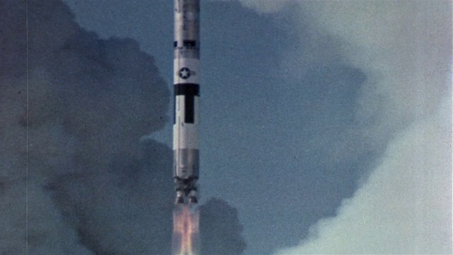 20世纪60年代的慢镜头长镜头跟踪发射火箭或导弹穿过云层起飞视频素材