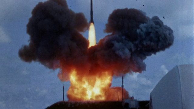 20世纪60年代，长焦助推器爆炸/火箭起飞/火箭倾斜穿过天空视频素材