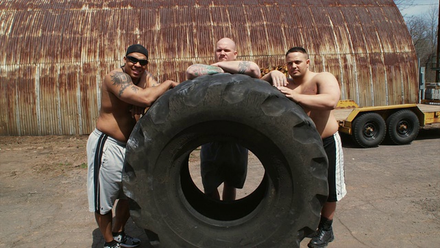 MS Bodybuilders摆姿势在巨大的卡车轮胎后，Middletown，康涅狄格州，美国视频下载