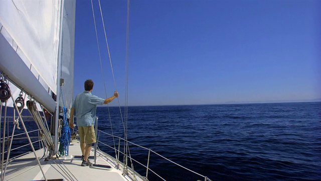 WS男子站在游艇甲板上，望向大海/美国加州圣巴巴拉视频下载