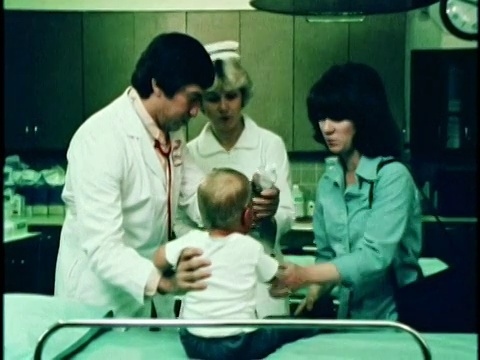20世纪70年代，一名妇女带着小孩来到美国加州洛杉矶的急诊室视频下载
