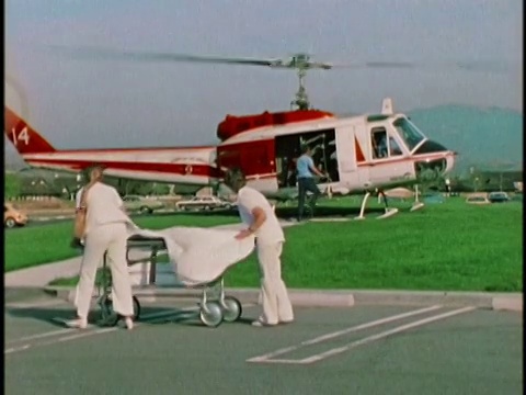 1970年代，美国加州洛杉矶，紧急直升机抵达医院，工作人员正在等待病人视频下载