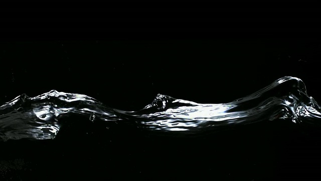 SLO MO CU Studio拍摄黑色背景下的水波视频素材
