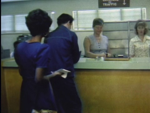 1970年代MS Woman在小索赔法庭走廊/洛杉矶，加利福尼亚/音频视频下载