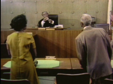 1970年代蒙太奇法庭场景法官阅读文件/洛杉矶，加利福尼亚/音频视频下载