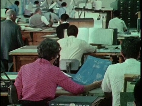 1970蒙太奇人们坐在桌子前研究地图，在地图部门的财产税评估员，洛杉矶，加利福尼亚，美国，音频视频下载
