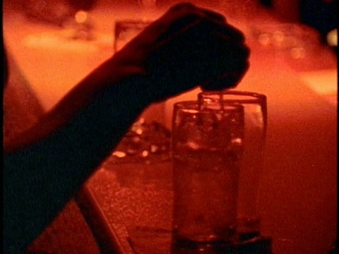 20世纪70年代蒙太奇人们在酒吧跳舞和喝酒，洛杉矶，加利福尼亚，美国，音频视频素材