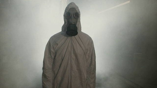 SLO MO MS Man穿着防护服和防毒面具在烟雾中，亚特兰大，乔治亚州，美国视频下载