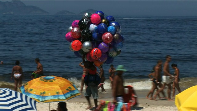巴西里约热内卢科帕卡巴纳海滩上的气球小贩视频下载