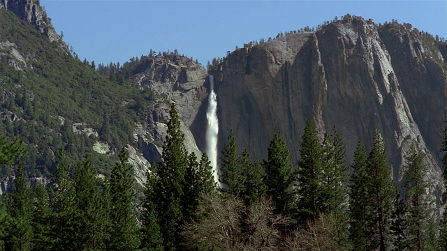 加州约塞米蒂瀑布/约塞米蒂国家公园的低角度广角视图视频下载