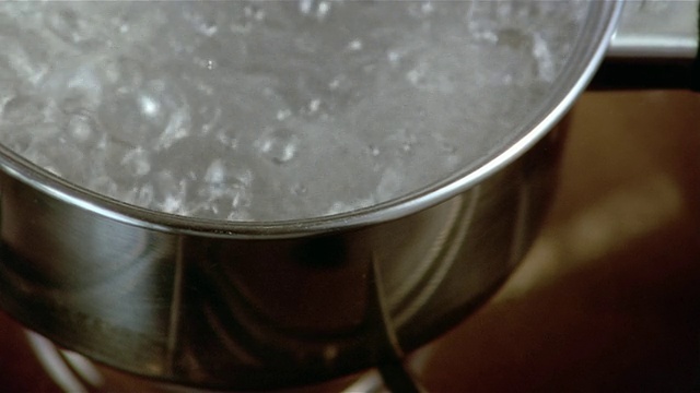 高角度特写水在锅中沸腾的炉子/伦敦视频素材