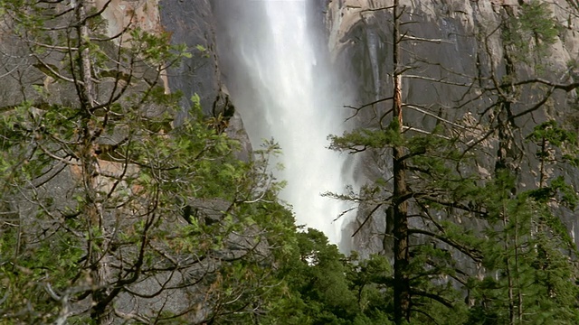 低角度中拍摄锅，通过岩石面和约塞米蒂瀑布/约塞米蒂国家公园，加利福尼亚州视频下载