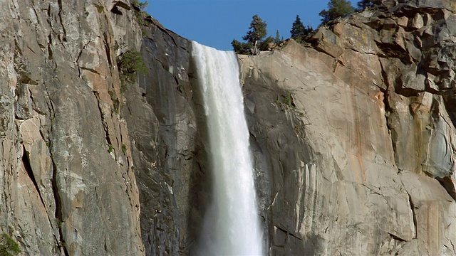 加州约塞米蒂瀑布/约塞米蒂国家公园的低角度视图视频下载