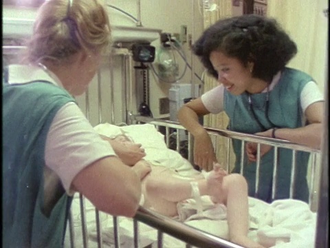 1978年，美国加州洛杉矶医院的两名护士和一名婴儿视频下载