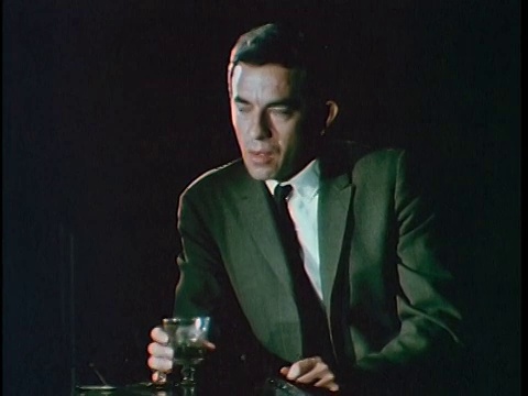 1967年，美国加州洛杉矶，MS Man坐在酒吧喝酒，音频视频素材