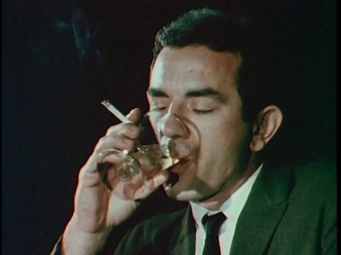 1967年，在美国加州洛杉矶酒吧喝酒抽烟的男子，音频视频素材
