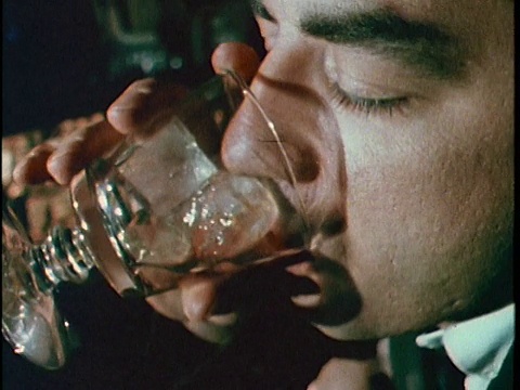 1967年，美国加州洛杉矶，一名男子在酒吧喝酒喝醉视频素材